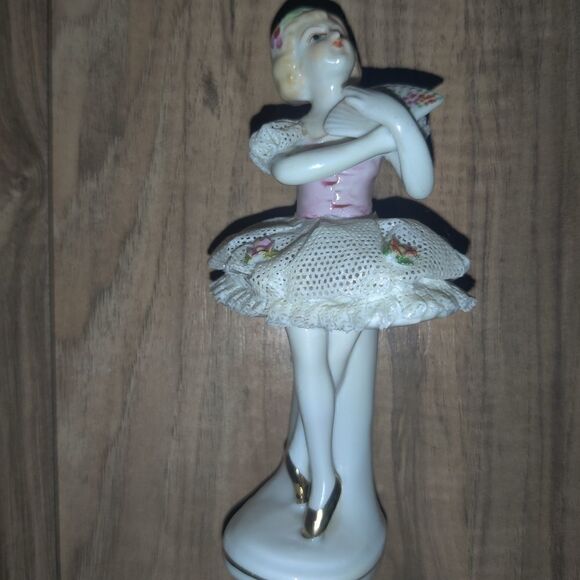 Porcelain Figurine Of Girl Wearing Dress With Hand - Picture 11 of 11